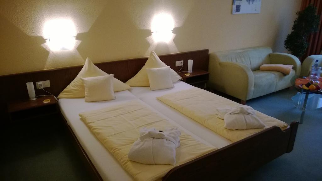 Landhotel Vierjahreszeiten 바트 쾨니히스호펜 임 그랍펠트 객실 사진
