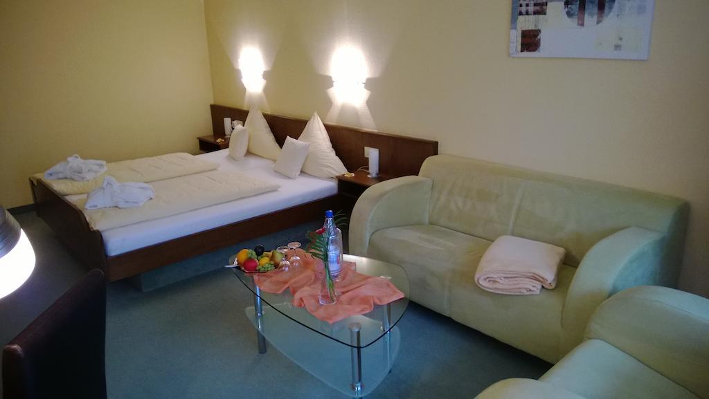 Landhotel Vierjahreszeiten 바트 쾨니히스호펜 임 그랍펠트 객실 사진