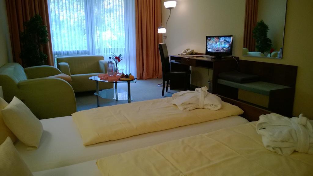 Landhotel Vierjahreszeiten 바트 쾨니히스호펜 임 그랍펠트 객실 사진